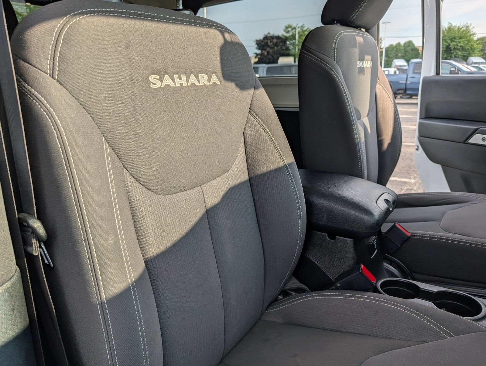Used 2018 Jeep Wrangler Sahara w/ Connectivity Group AWD/4WD image 21