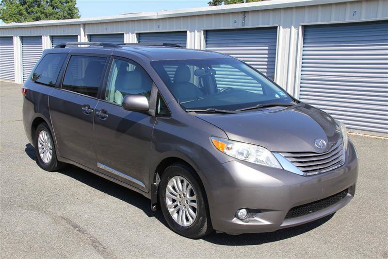 Used 2016 Toyota Sienna XLE w/ XLE Navigation Package FWD image 4