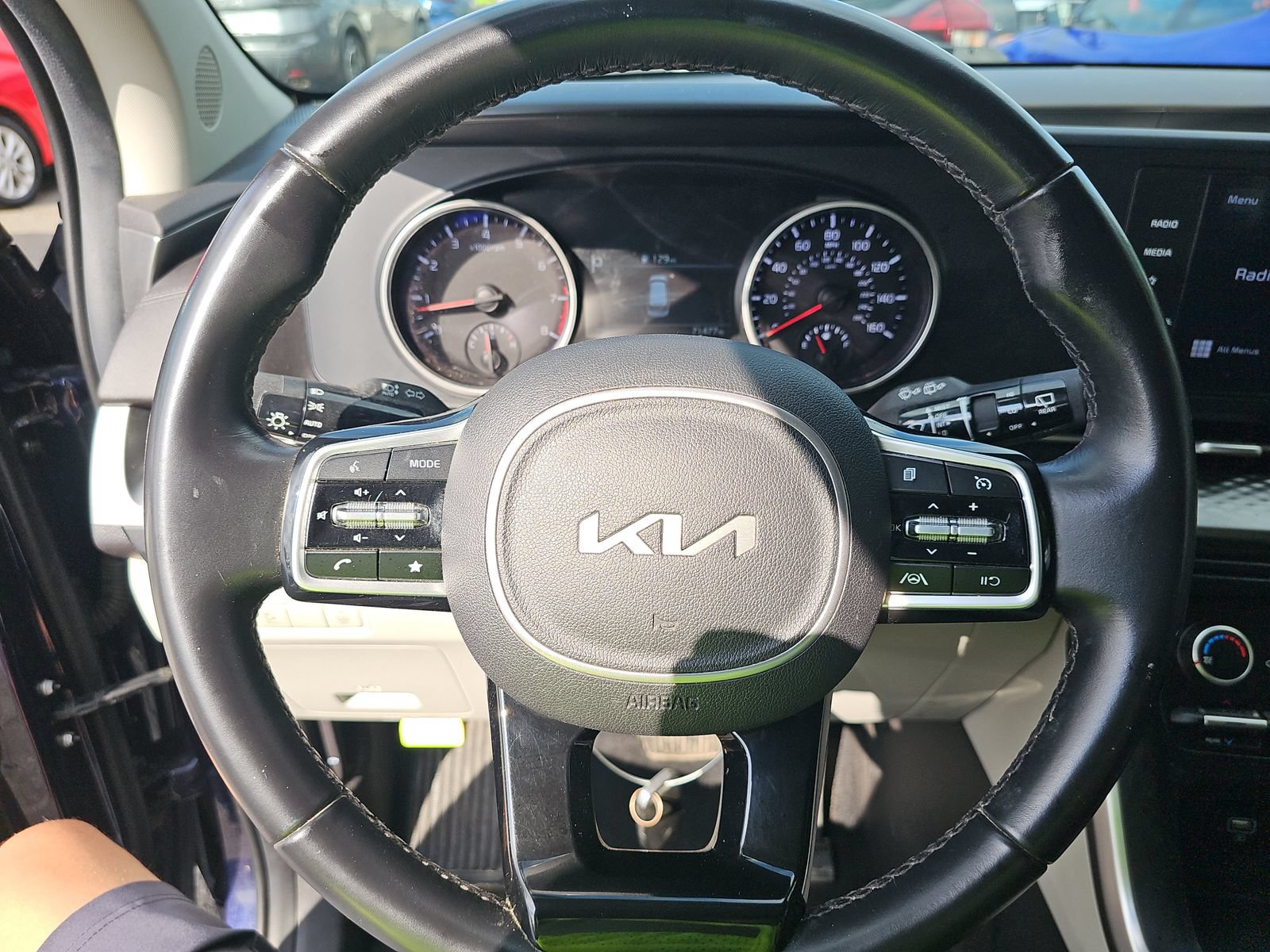 Used 2022 Kia Carnival LX FWD image 8