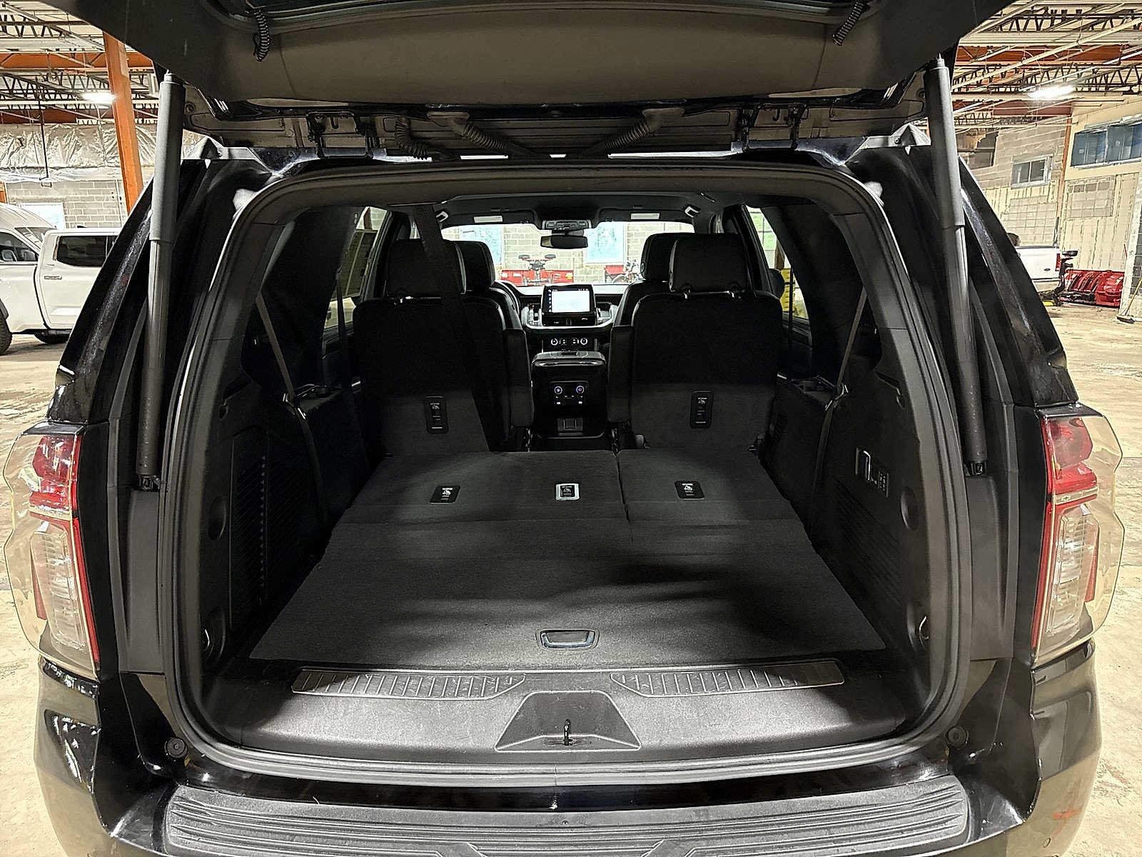 Used 2024 Chevrolet Tahoe Premier AWD/4WD image 11
