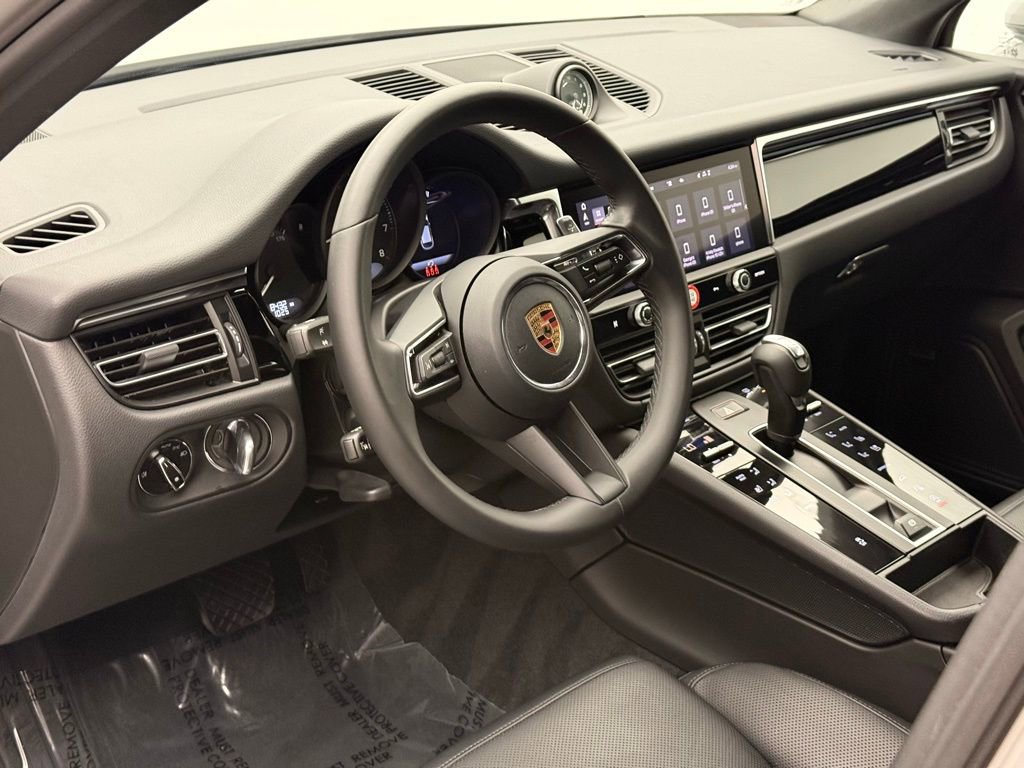 Used 2024 Porsche Macan image 4