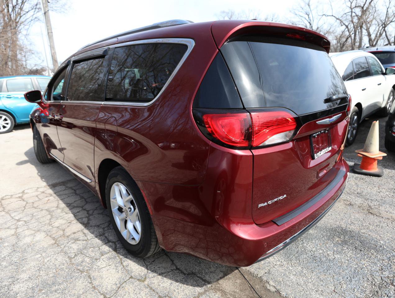 Used 2020 Chrysler Pacifica Touring-L w/ Tire & Wheel Group FWD image 8