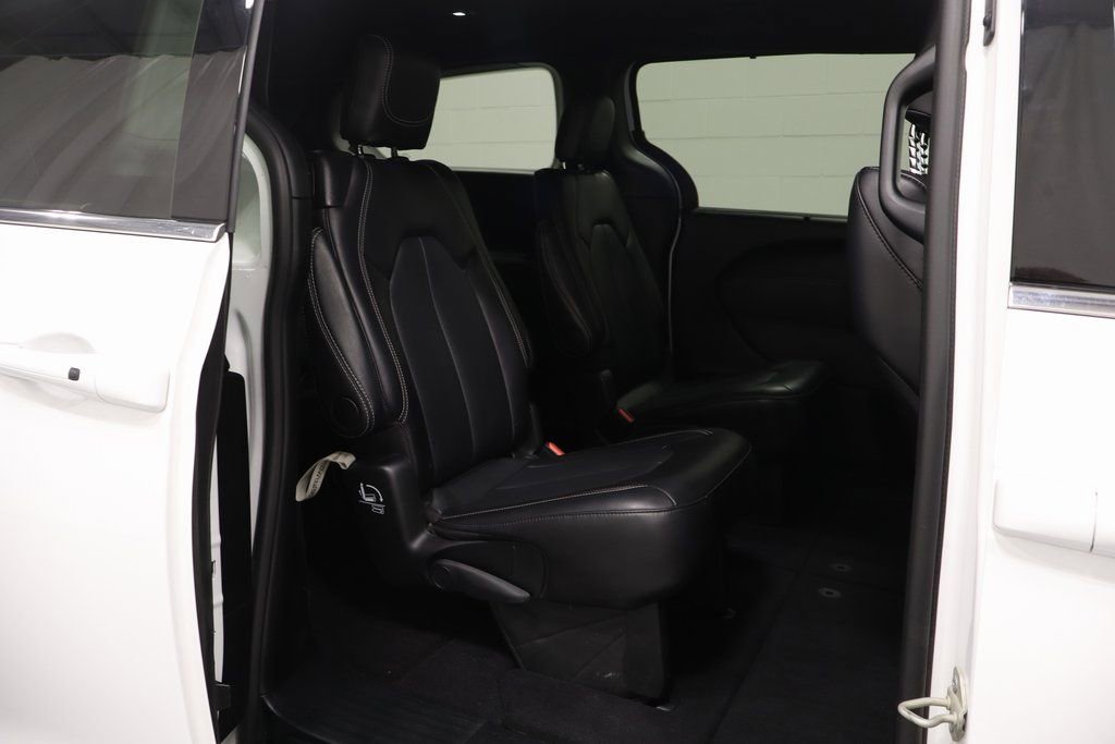 Used 2025 Chrysler Pacifica Select image 17