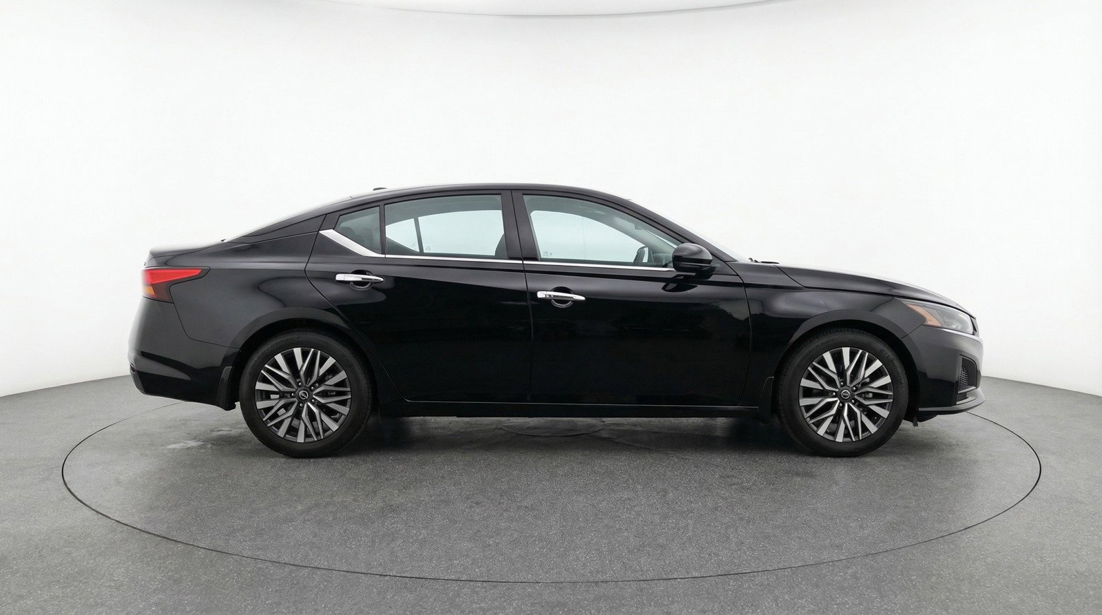 Used 2025 Nissan Altima 2.5 SV image 11