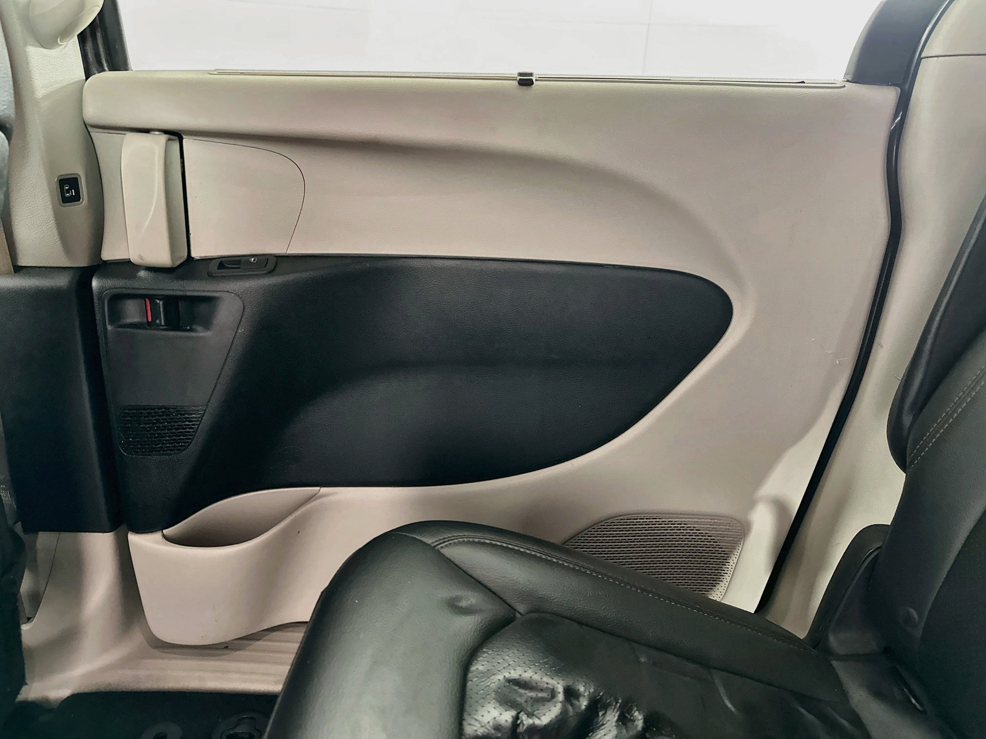Used 2018 Chrysler Pacifica Touring-L FWD image 31