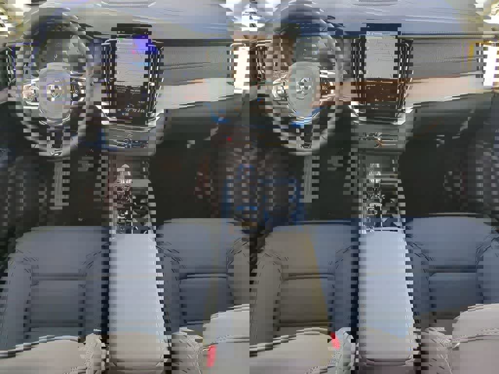 New 2026 Volvo XC90 B5 Plus w/ Protection Package Premier image 14