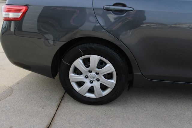 Used 2010 Toyota Camry LE image 9