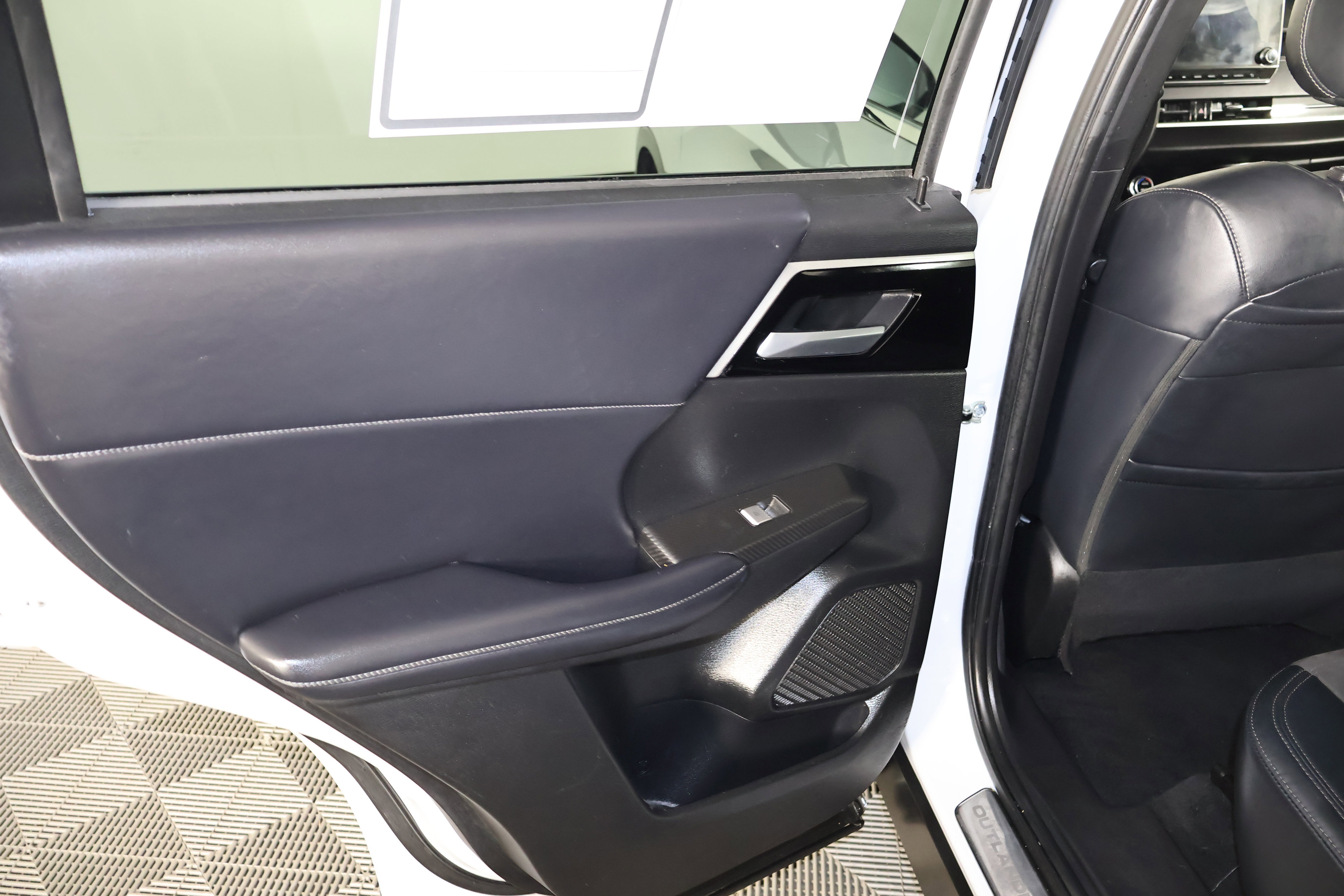 Used 2023 Mitsubishi Outlander SE AWD/4WD image 44