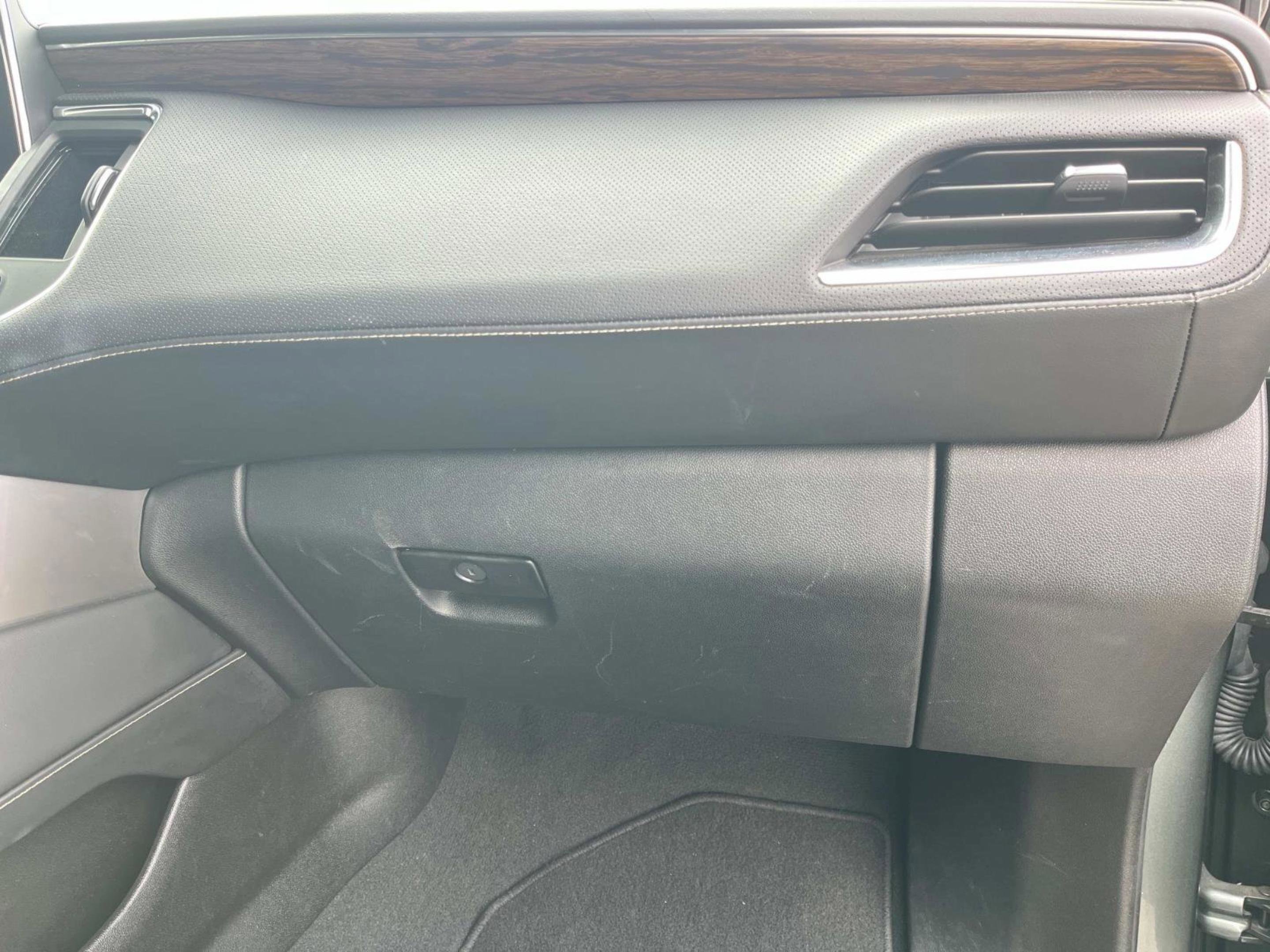 Used 2023 Chevrolet Suburban Premier AWD/4WD image 28