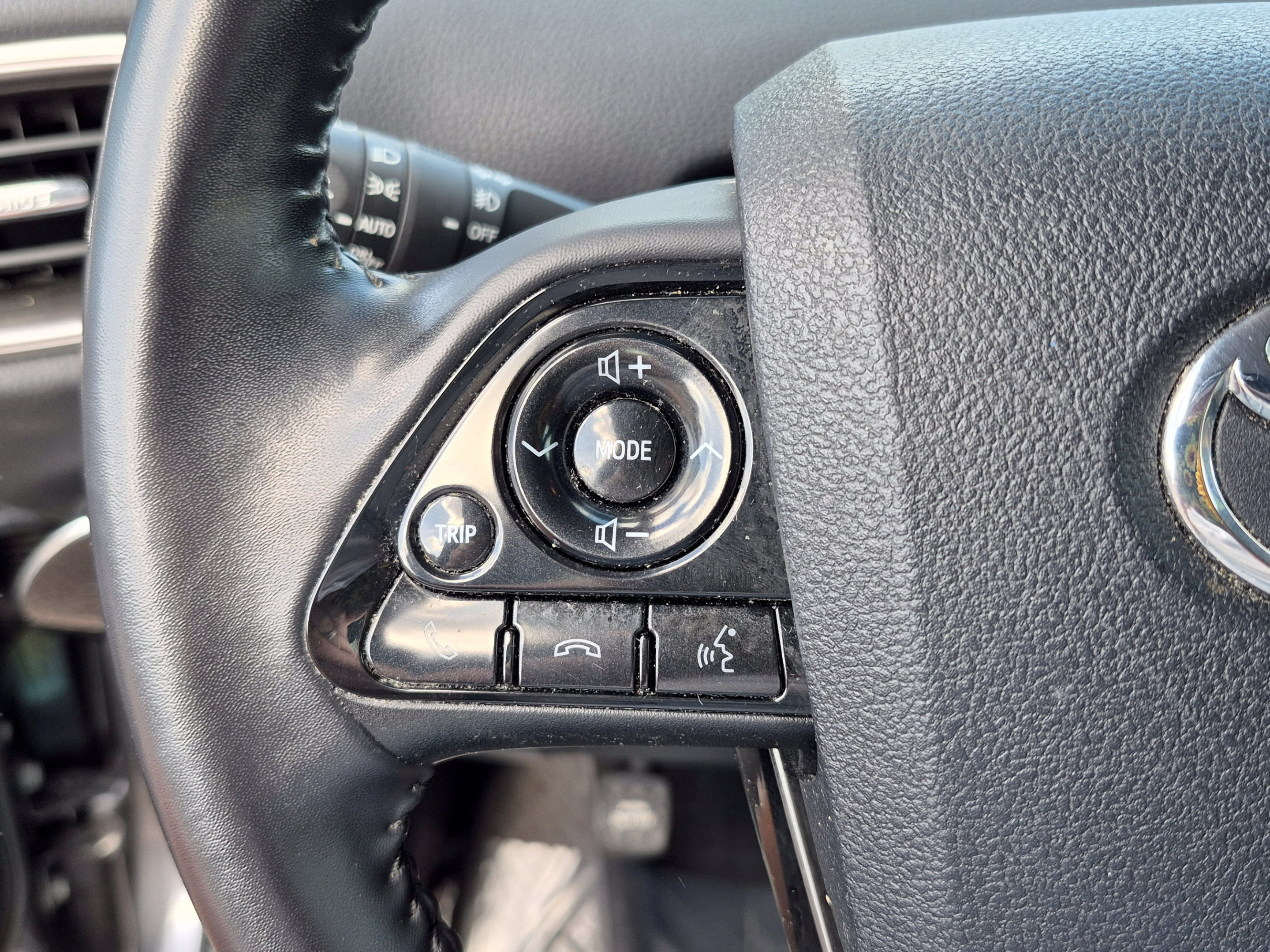 Used 2022 Toyota Prius Prime Limited FWD image 30