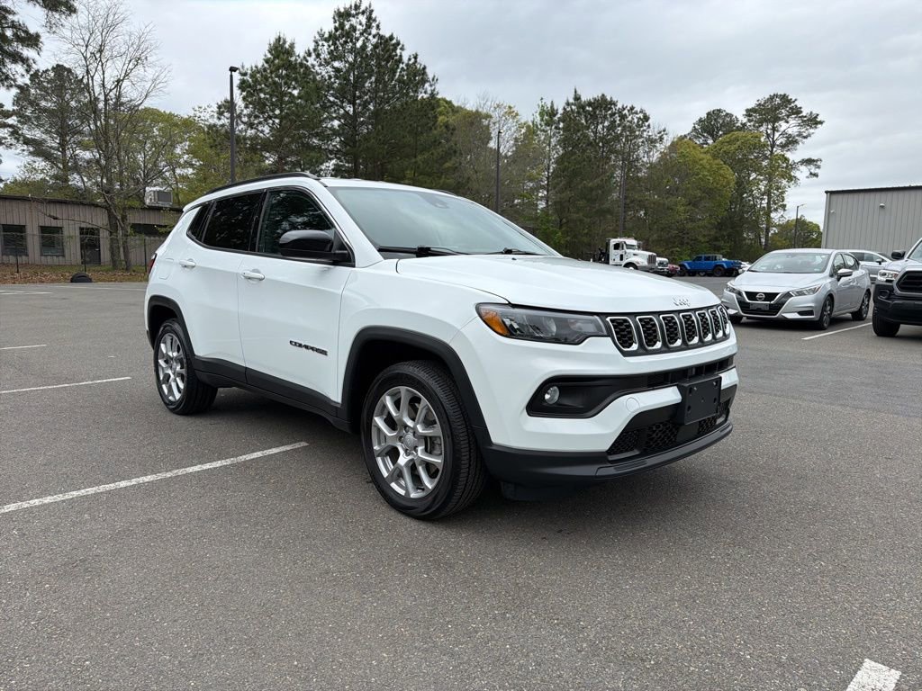Used 2024 Jeep Compass Latitude AWD/4WD image 4