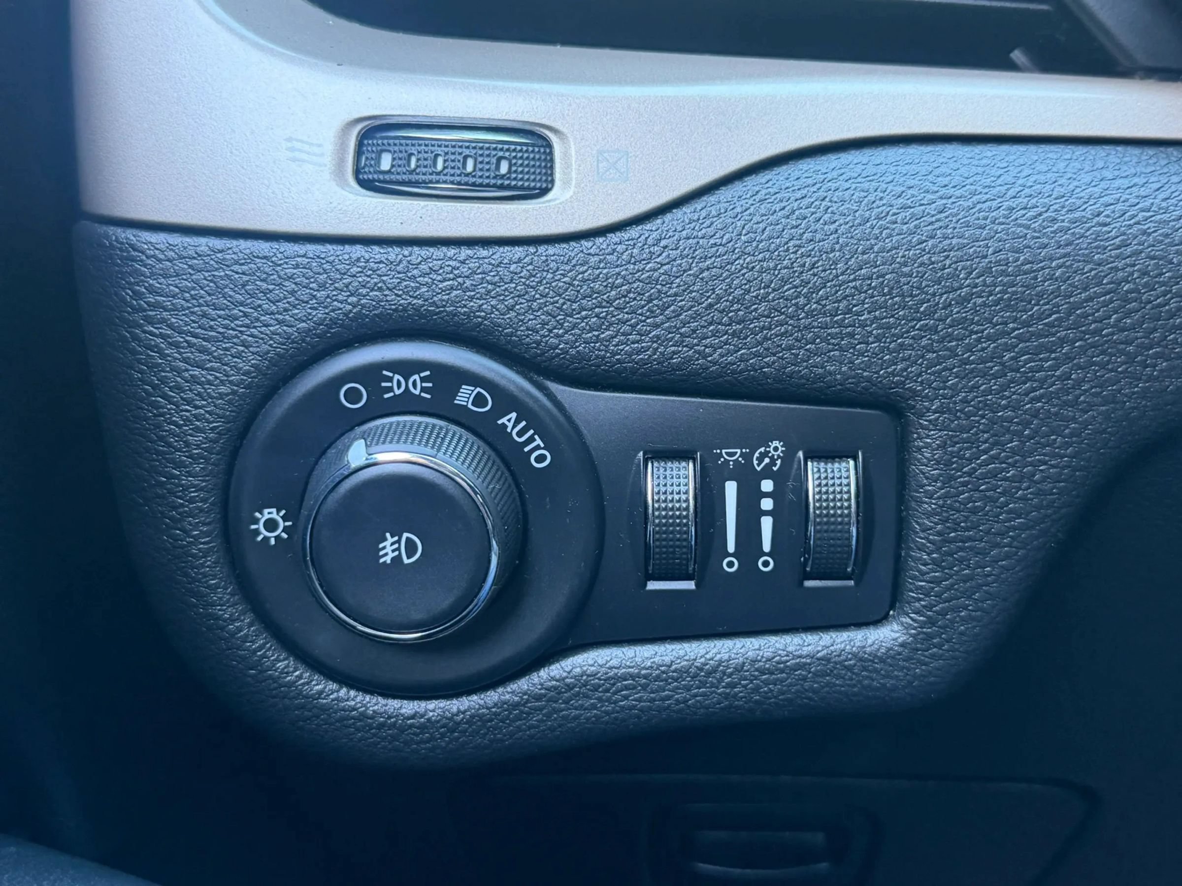 Used 2017 Jeep Cherokee Limited FWD image 35