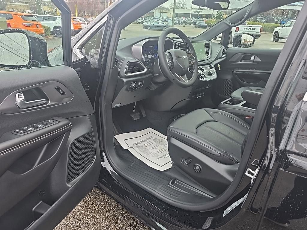New 2026 Chrysler Pacifica Select image 13