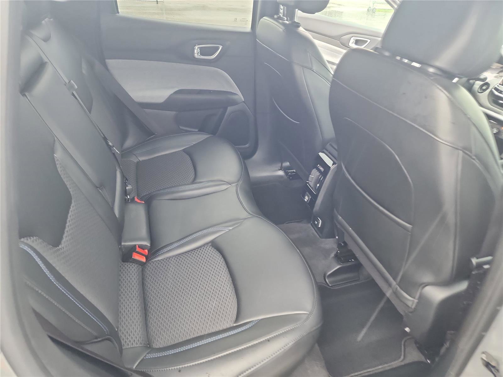 Used 2023 Jeep Compass Latitude image 23