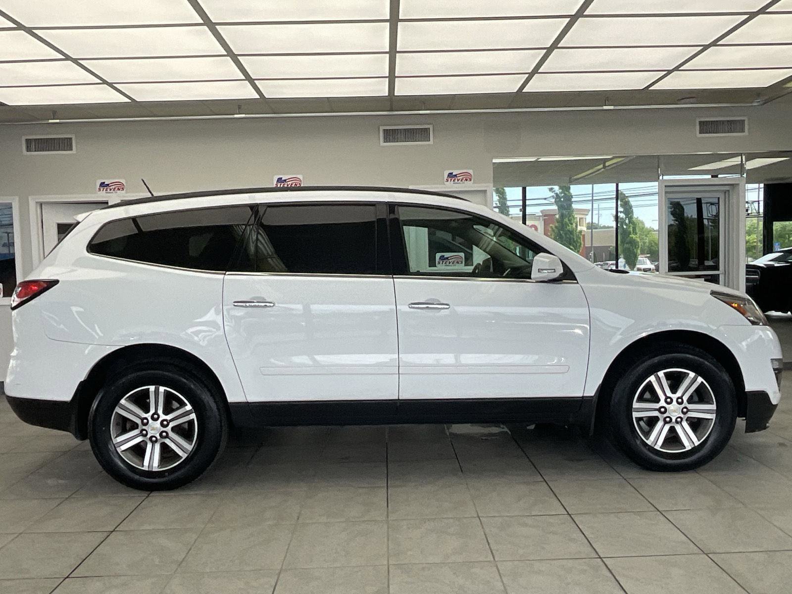 Used 2017 Chevrolet Traverse LT AWD/4WD image 4