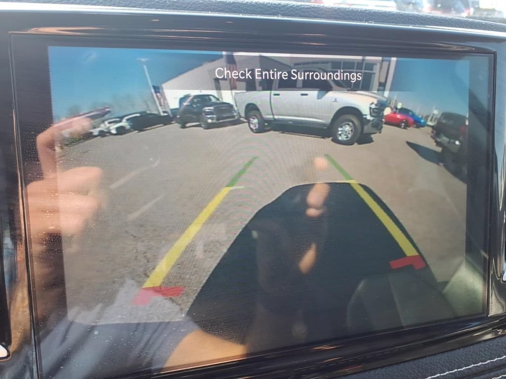 Used 2023 Chrysler Pacifica Limited FWD image 13