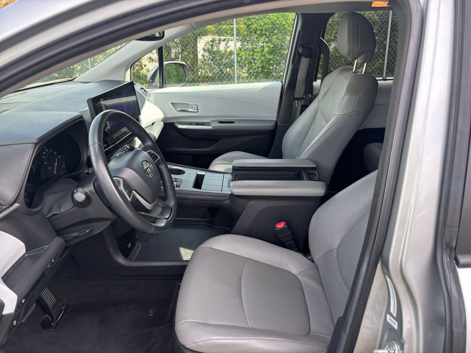 Used 2025 Toyota Sienna XLE FWD image 28