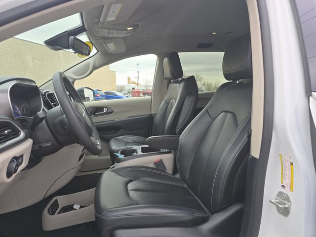 Used 2024 Chrysler Pacifica Limited FWD image 12