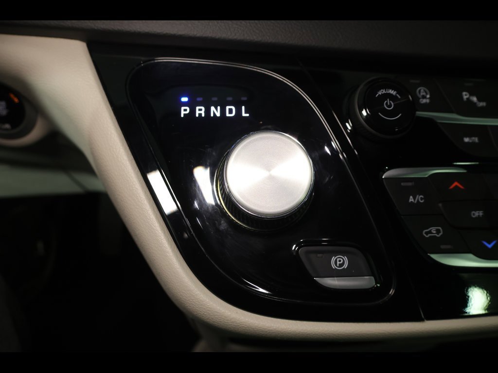 Used 2024 Chrysler Pacifica Touring-L image 27