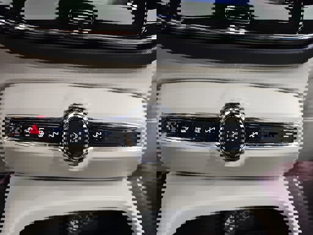 Used 2023 Volvo XC40 B5 Plus w/ Protection Package Premier image 27