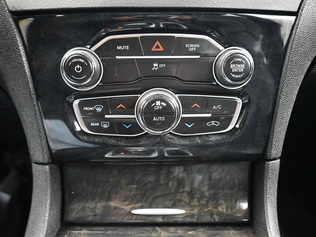 Used 2018 Chrysler 300 Limited image 19