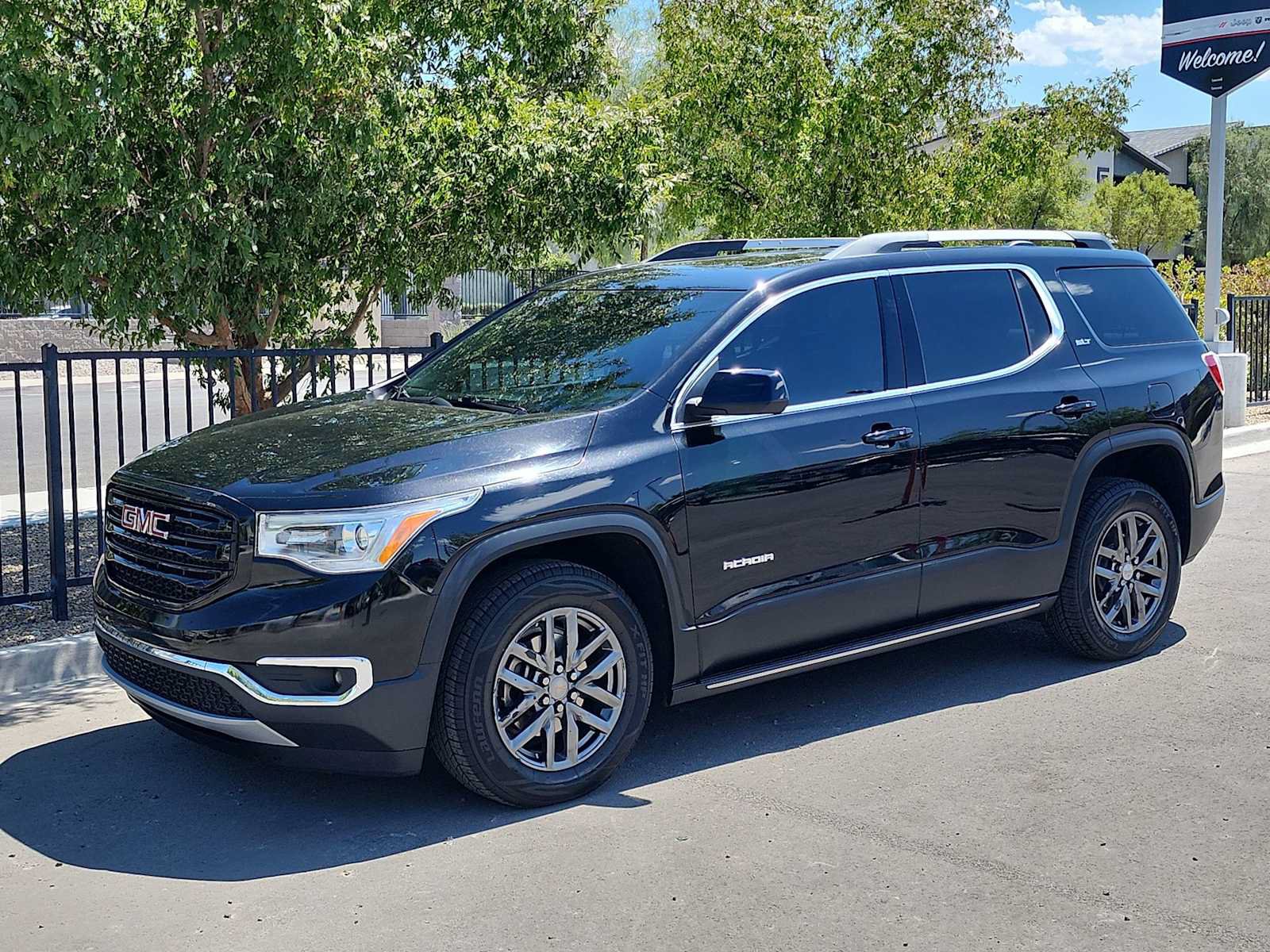 Used 2018 GMC Acadia SLT w/ LPO, Black Accent Package FWD image 4