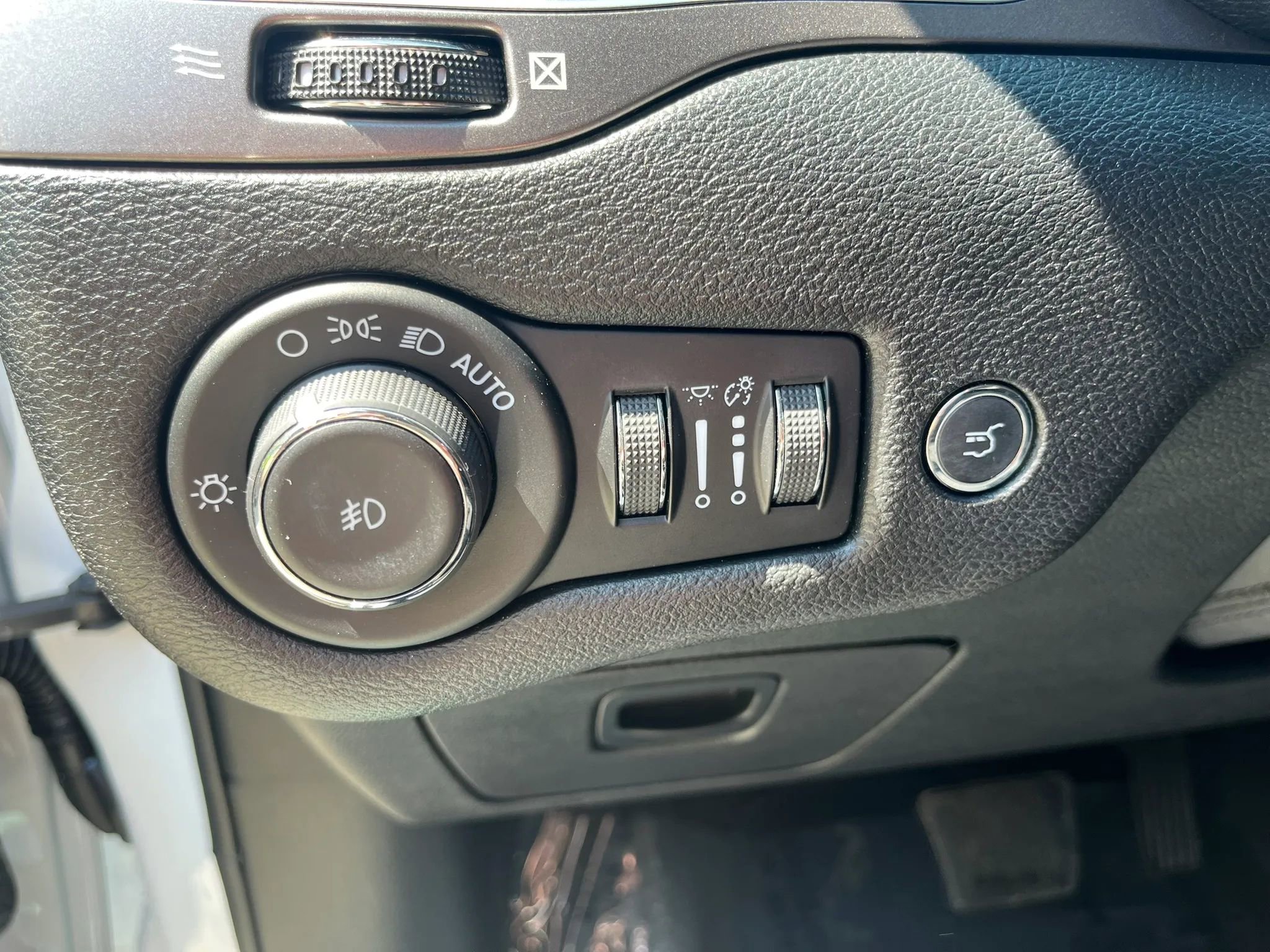 Used 2021 Jeep Cherokee Limited image 19