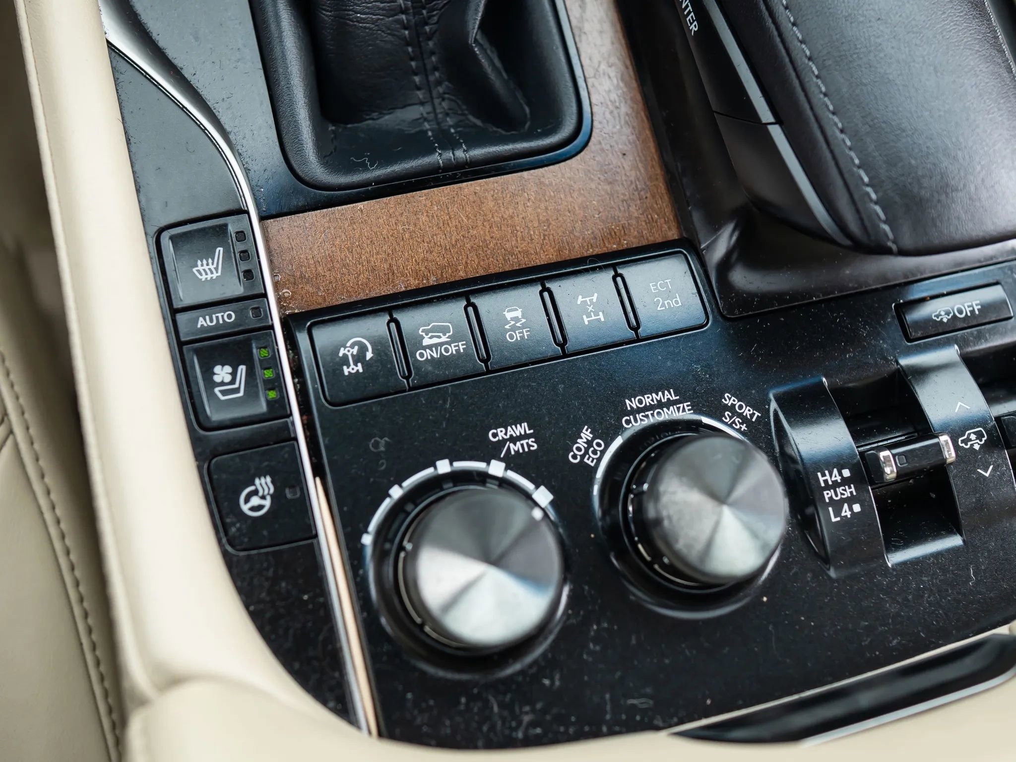 Used 2017 Lexus LX 570 4WD w/ Luxury Package image 37