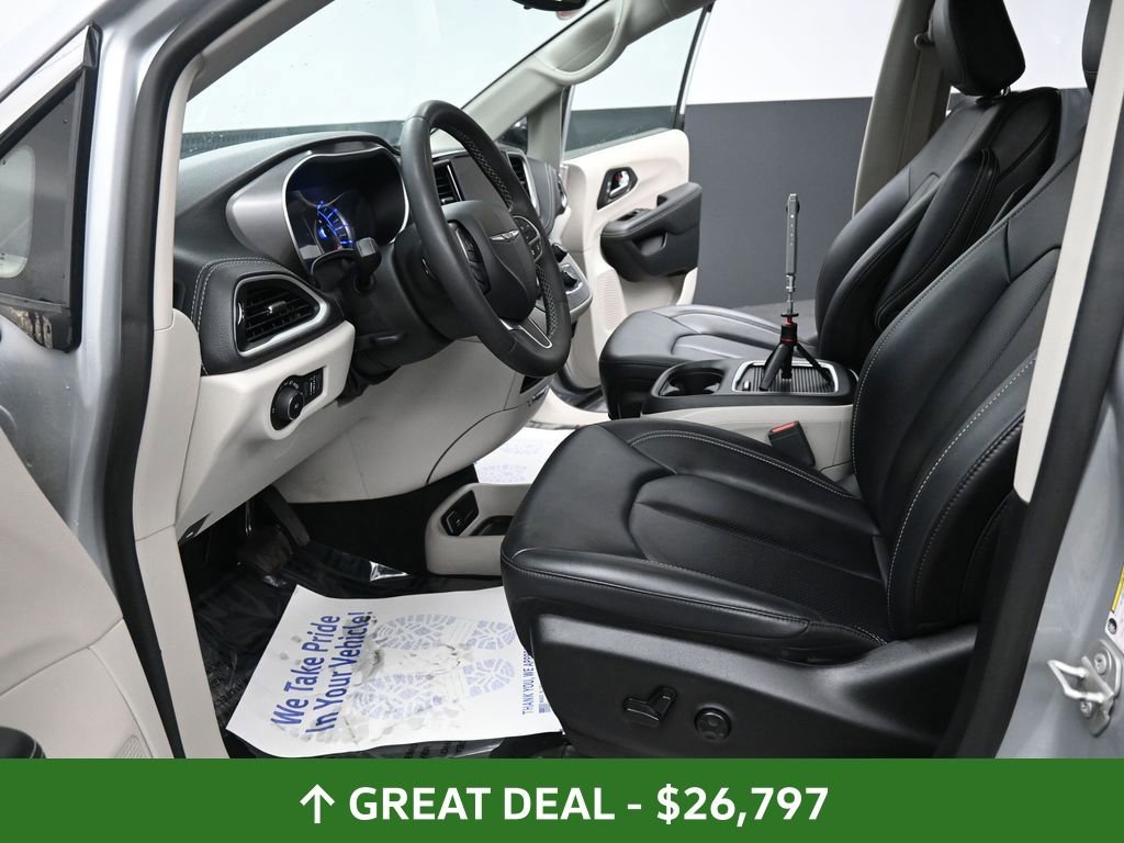 Used 2024 Chrysler Pacifica Select image 34