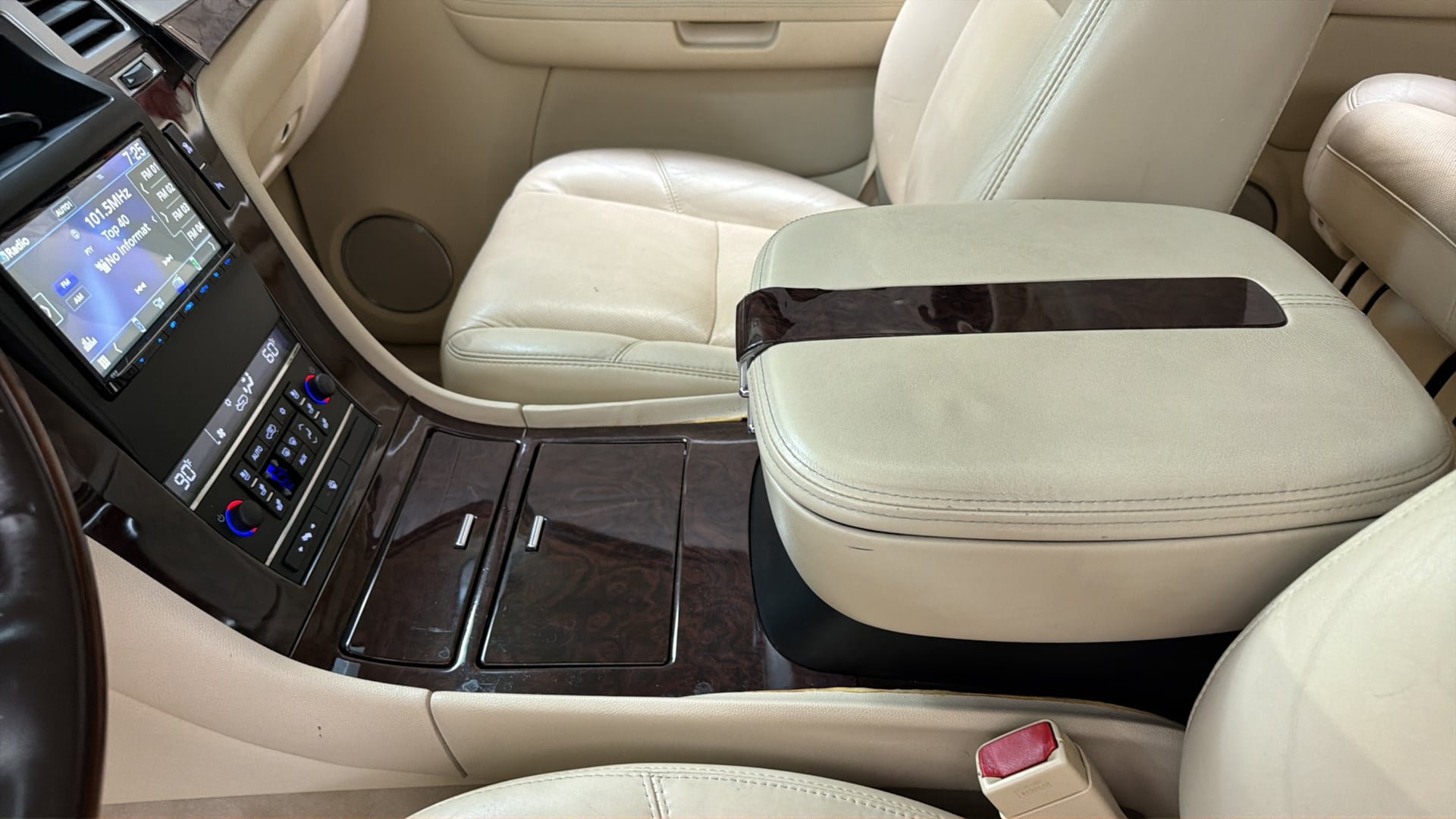 Used 2007 Cadillac Escalade AWD w/ Climate Package image 30