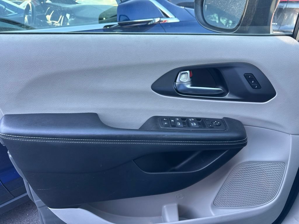 Used 2023 Chrysler Pacifica Touring-L FWD image 9