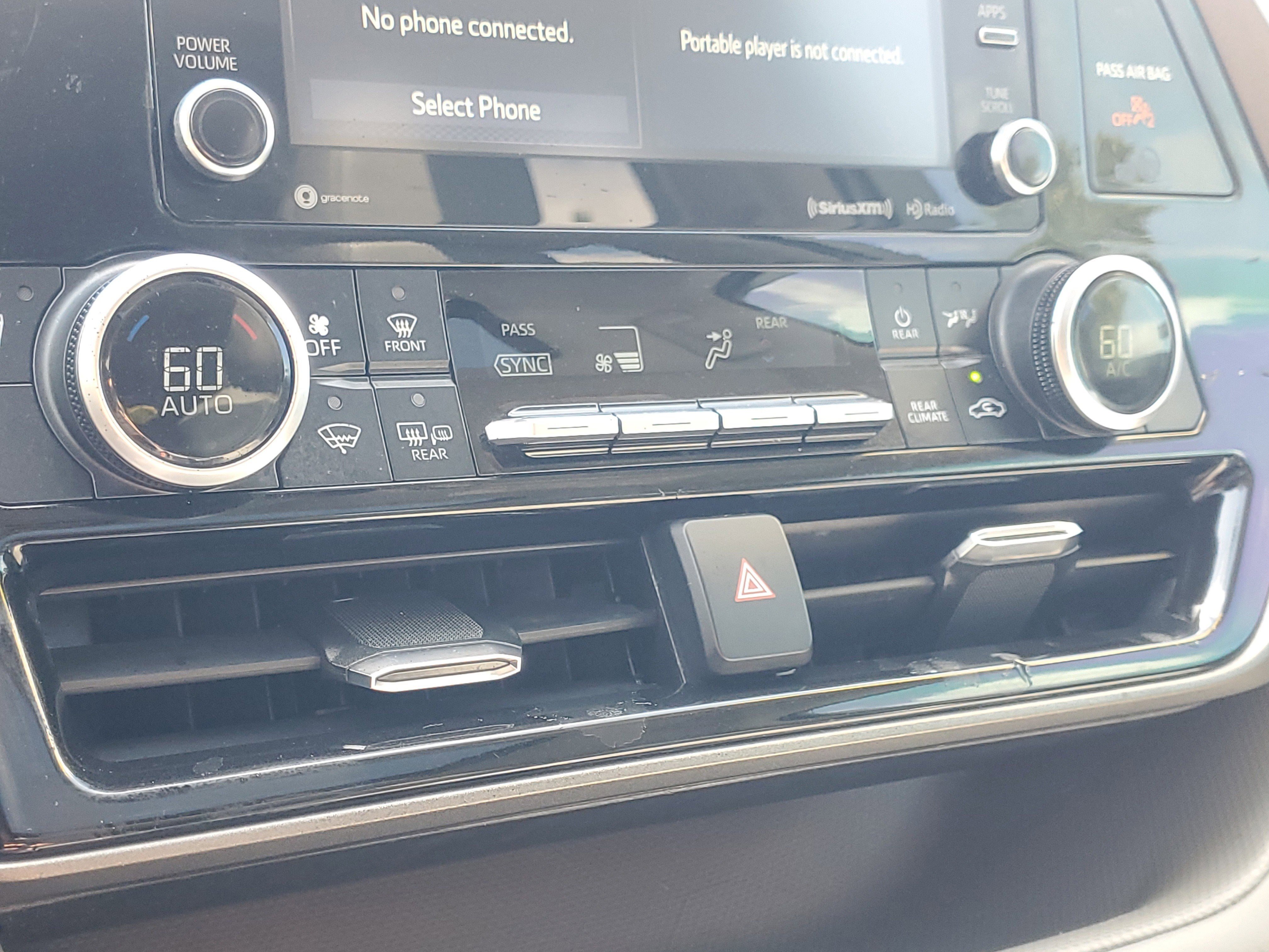 Used 2021 Toyota Highlander XLE image 31