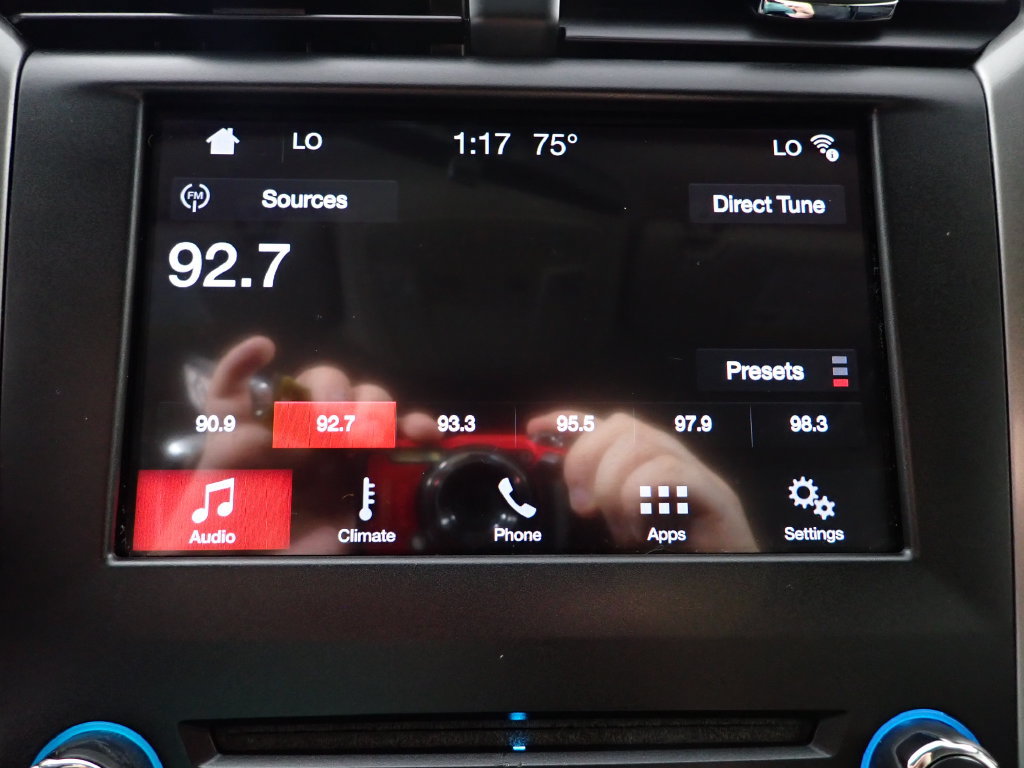 Used 2017 Ford Fusion SE w/ Fusion SE Technology Package FWD image 3