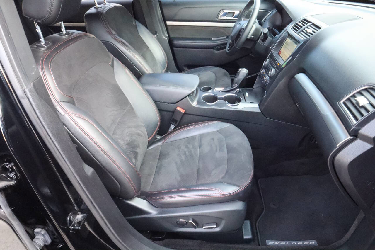 Used 2018 Ford Explorer XLT w/ Equipment Group 202A image 9