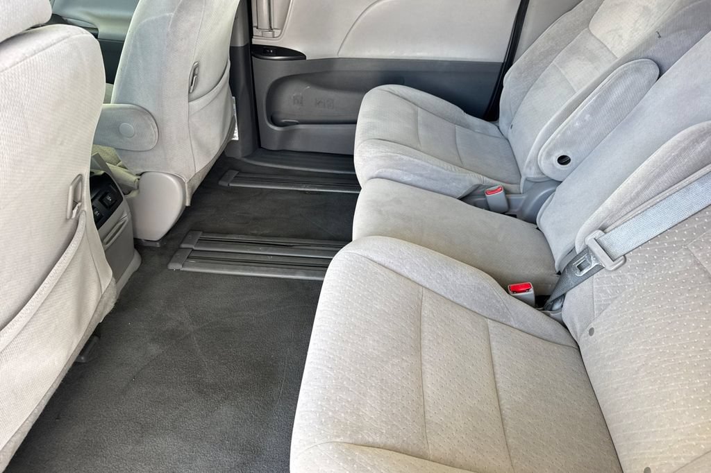 Used 2020 Toyota Sienna LE w/ LE Preferred Package FWD image 5