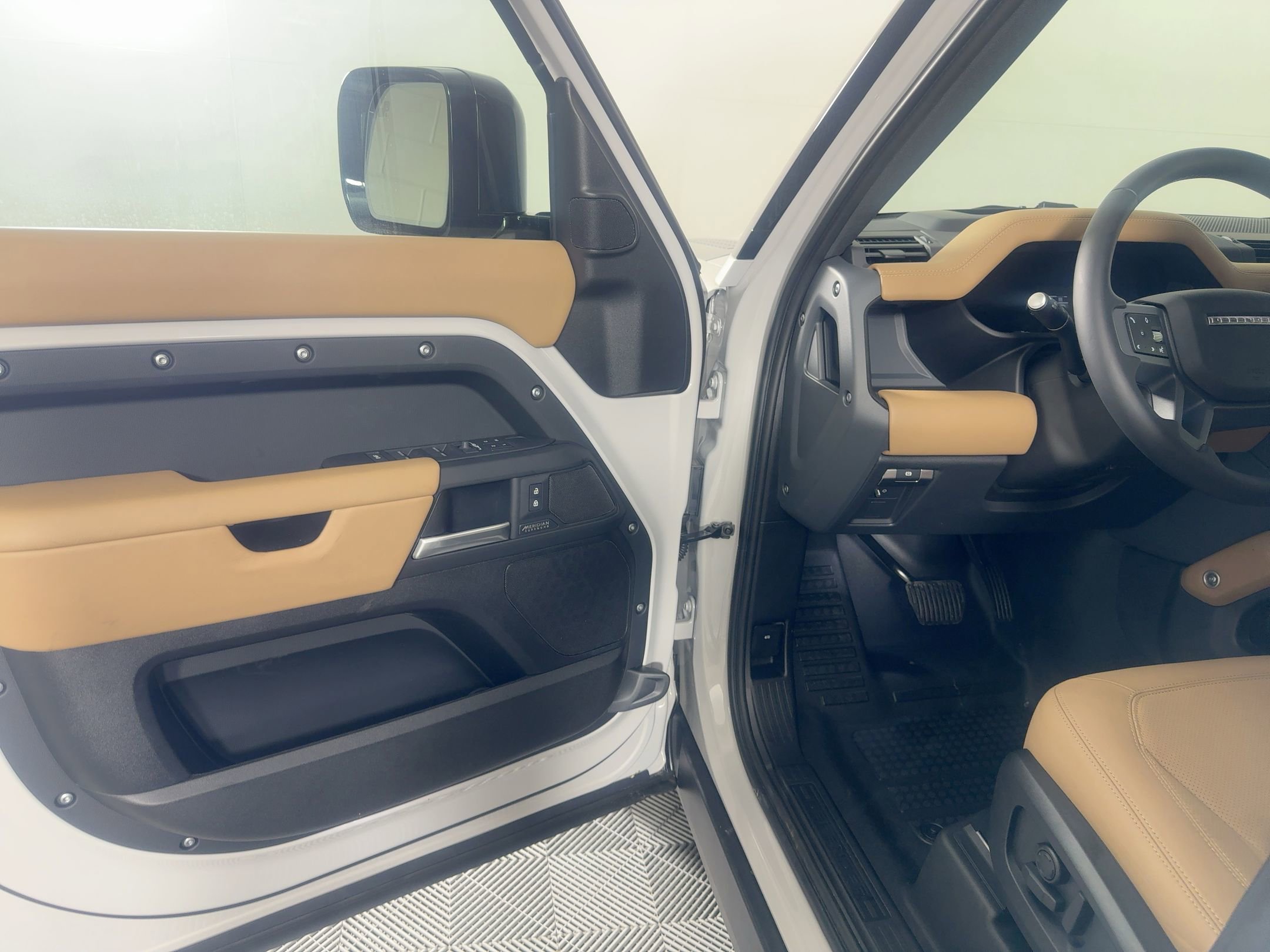 New 2026 Land Rover Defender 110 X-Dynamic SE image 5