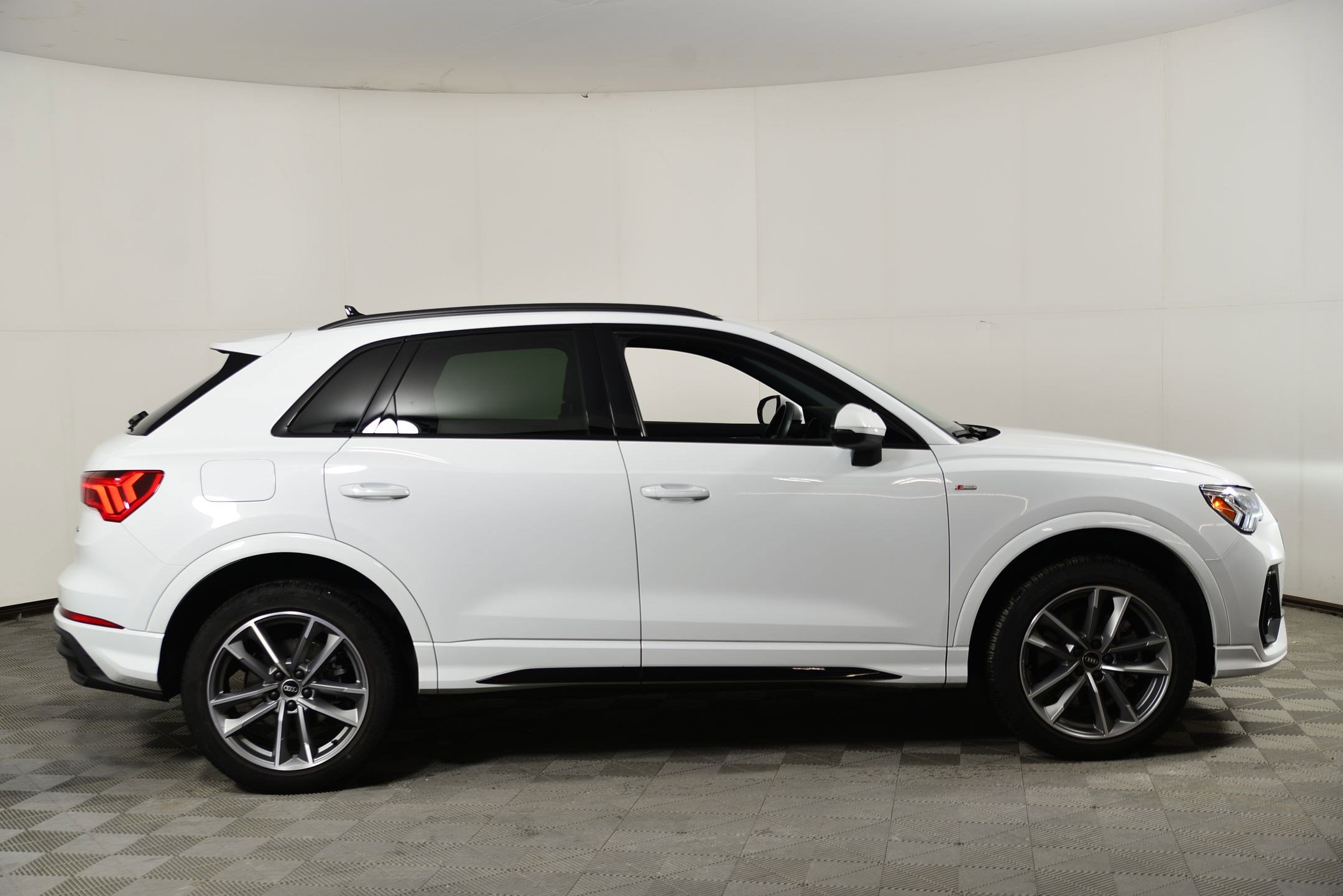 Certified 2023 Audi Q3 2.0T Premium w/ Black Optic Sport Package image 7