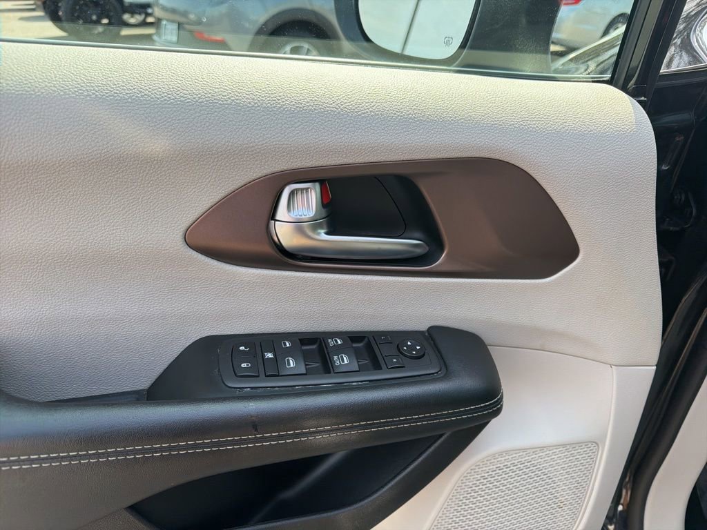 Used 2023 Chrysler Voyager LX image 13
