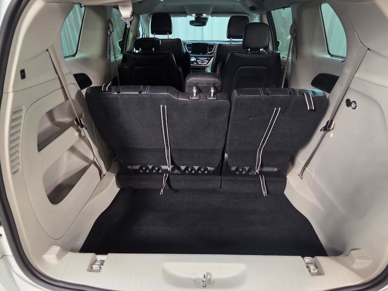 Used 2022 Chrysler Pacifica Touring-L FWD image 8