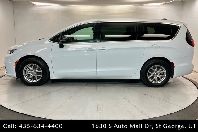 Used 2025 Chrysler Pacifica Select FWD image 2