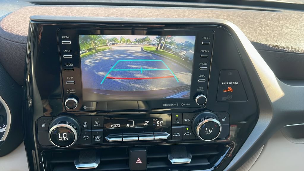 Used 2022 Toyota Highlander XLE FWD image 18
