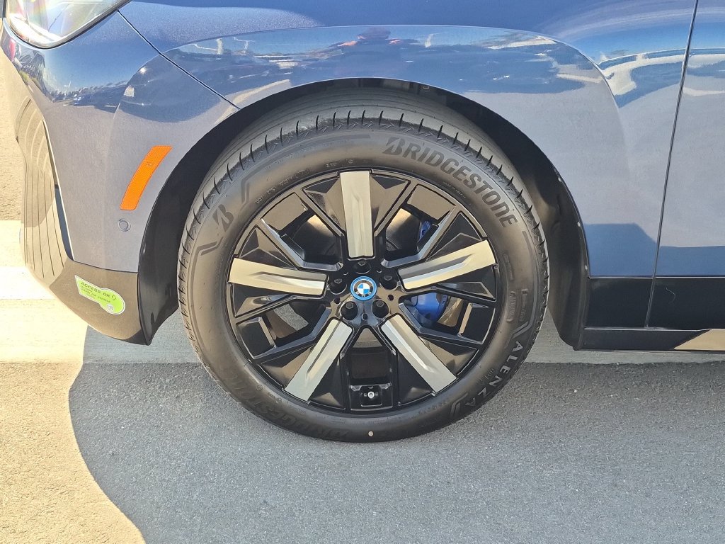 Used 2024 BMW iX xDrive50 w/ Sport Package AWD/4WD image 27