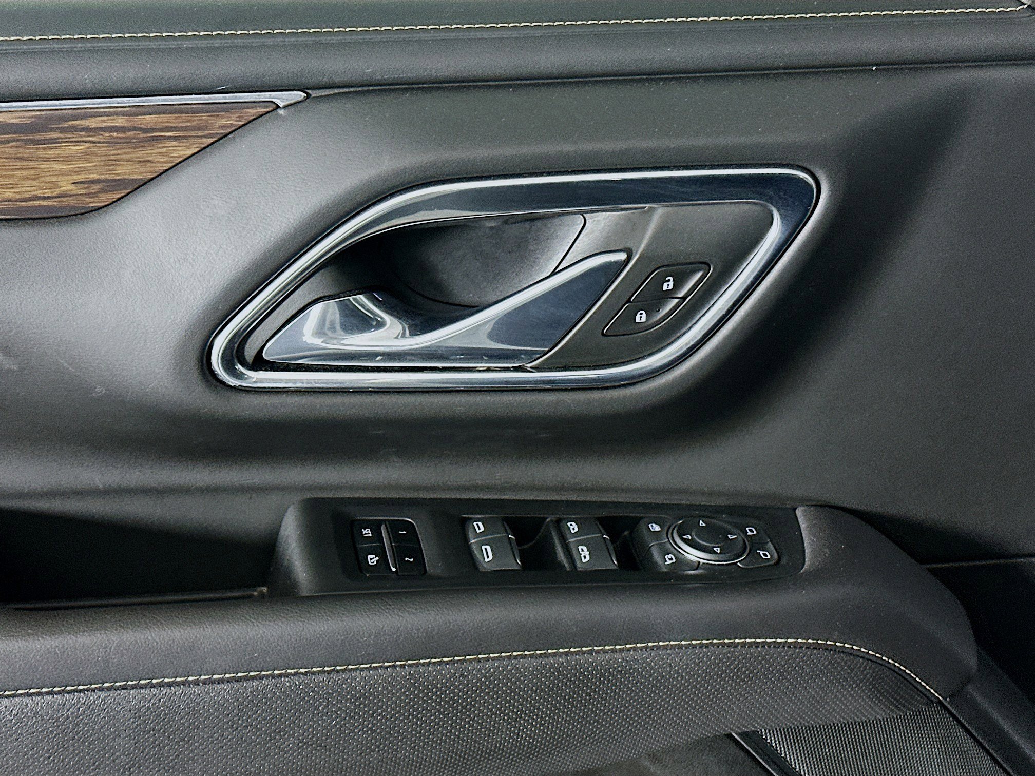 Used 2023 Chevrolet Suburban Premier image 15