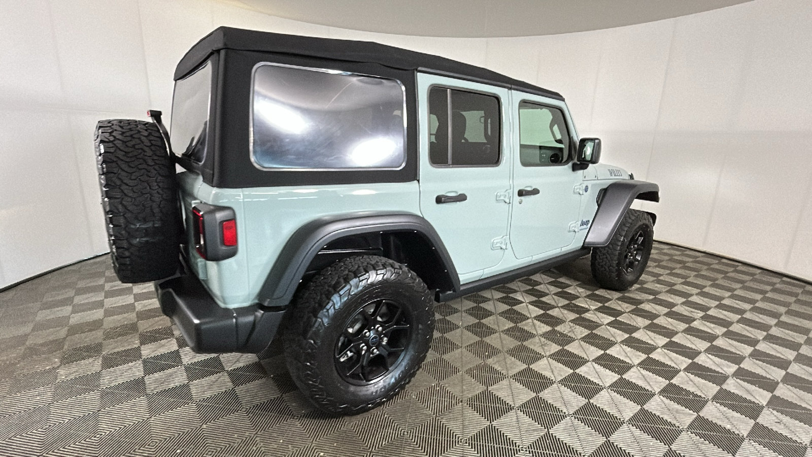 Used 2024 Jeep Wrangler Unlimited AWD/4WD image 3