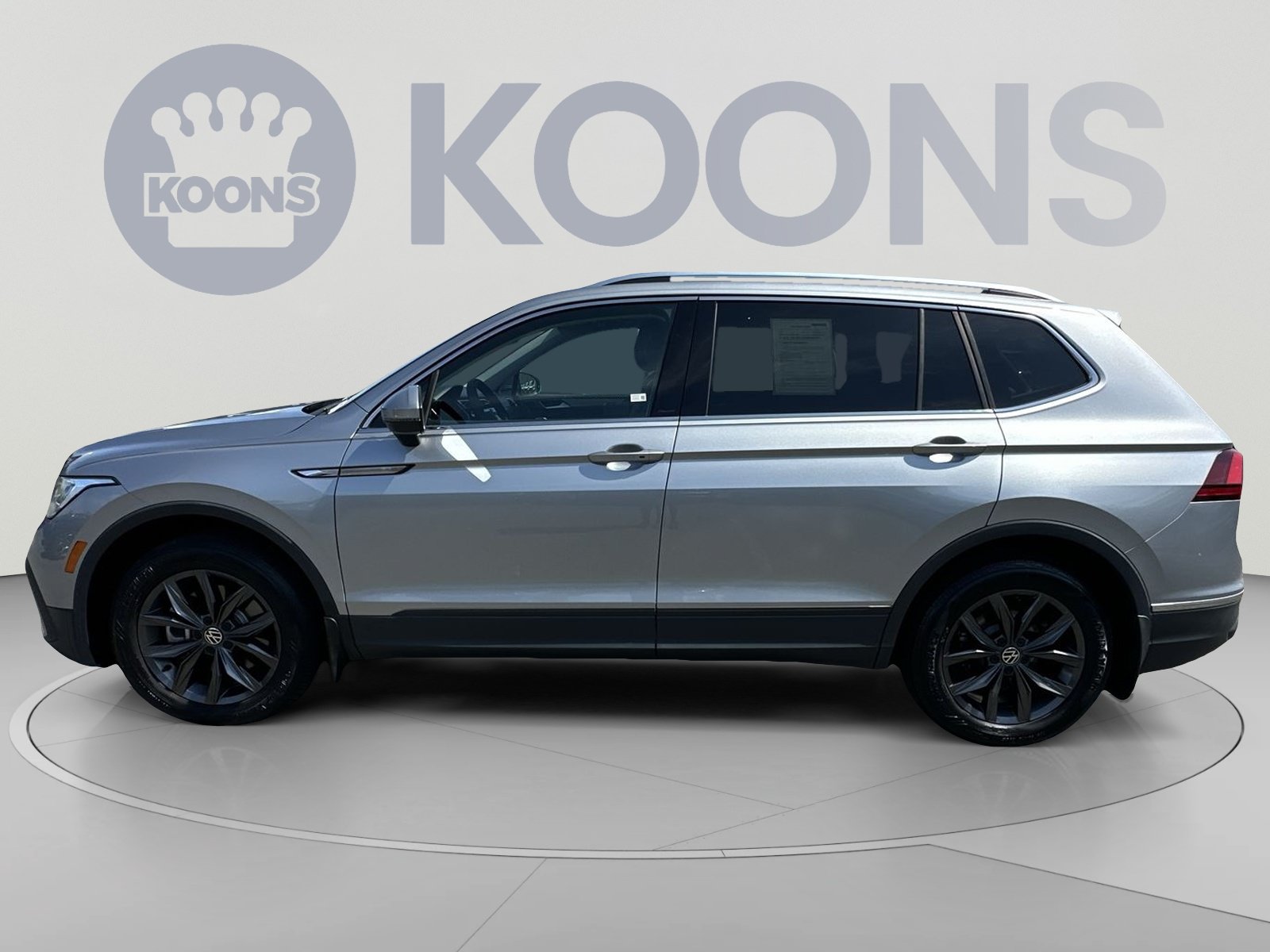 Used 2023 Volkswagen Tiguan SE w/ Panoramic Sunroof Package FWD image 7