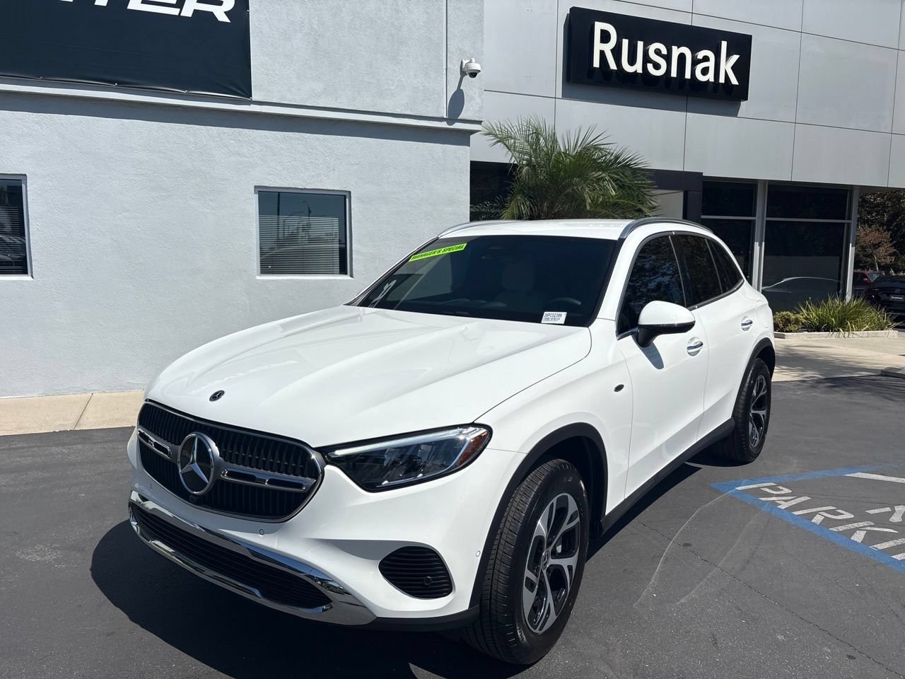 Used 2025 Mercedes-Benz GLC 350e 4MATIC image 1