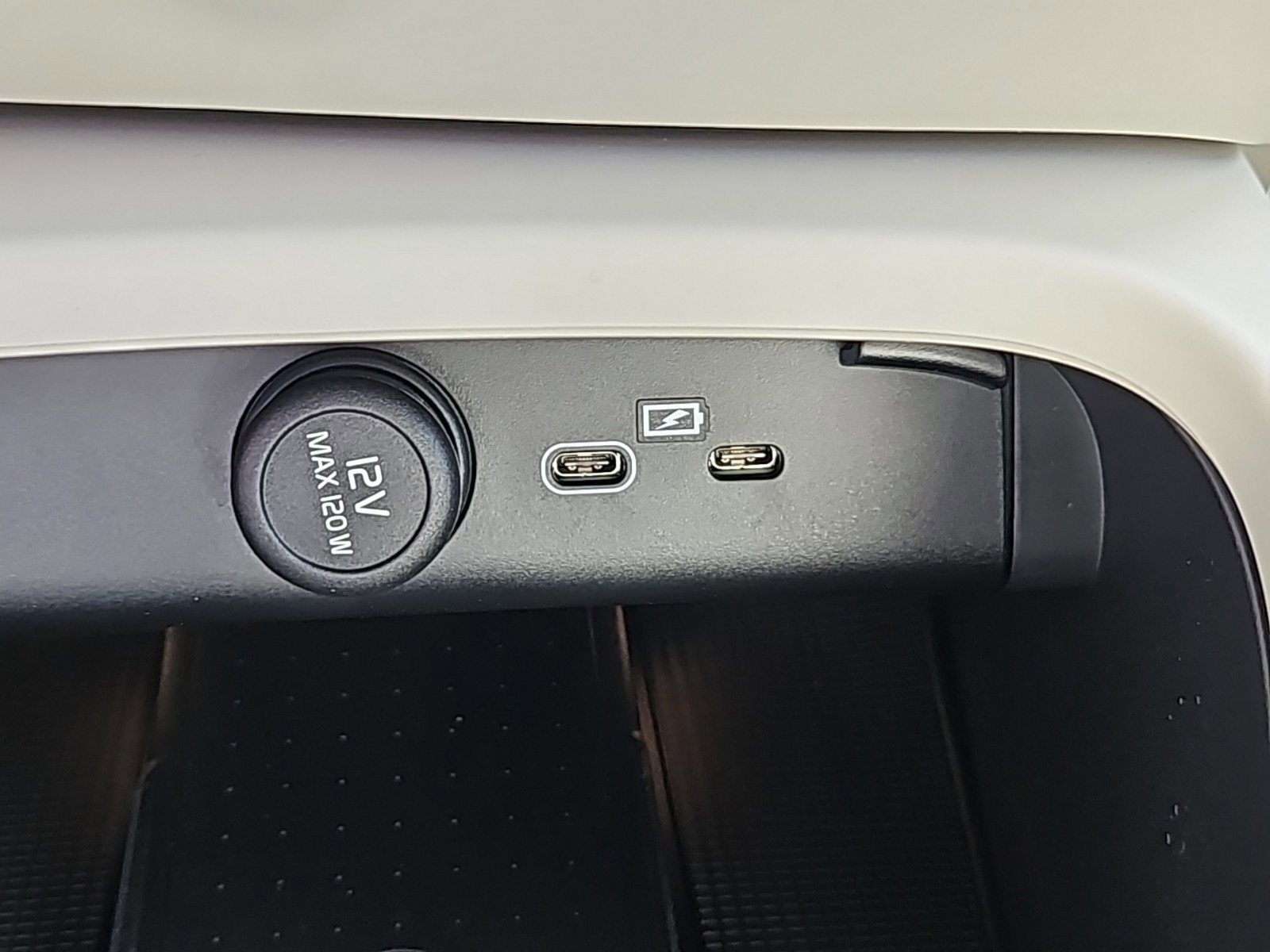 New 2025 Volvo XC40 B5 Plus w/ Protection Package Premier image 8