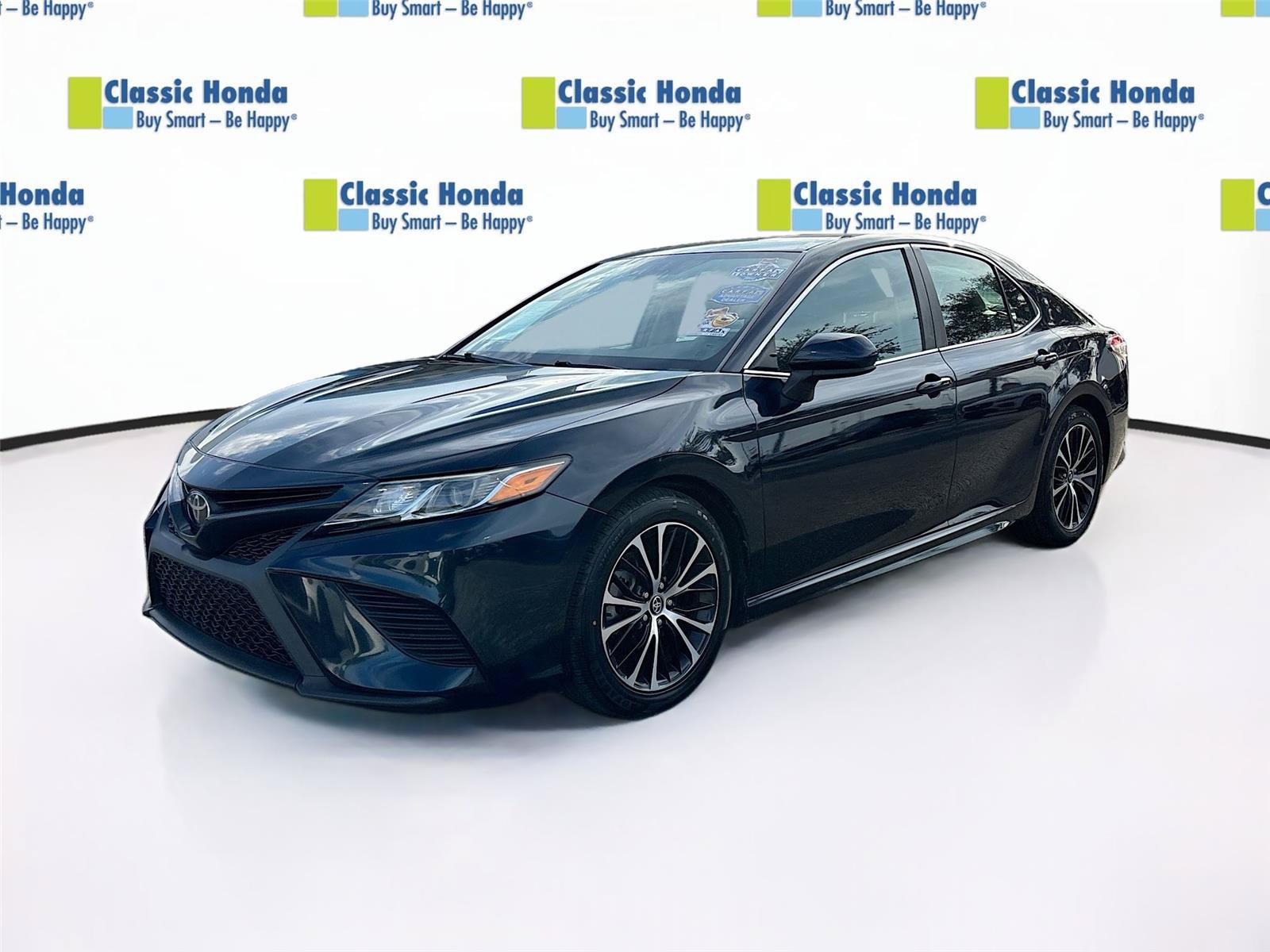 Used 2020 Toyota Camry SE FWD image 3