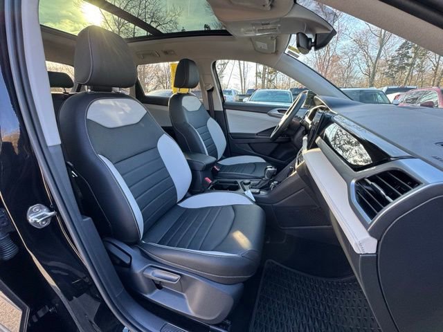 Certified 2025 Volkswagen Taos SEL w/ Black Wheel Plus Package image 18