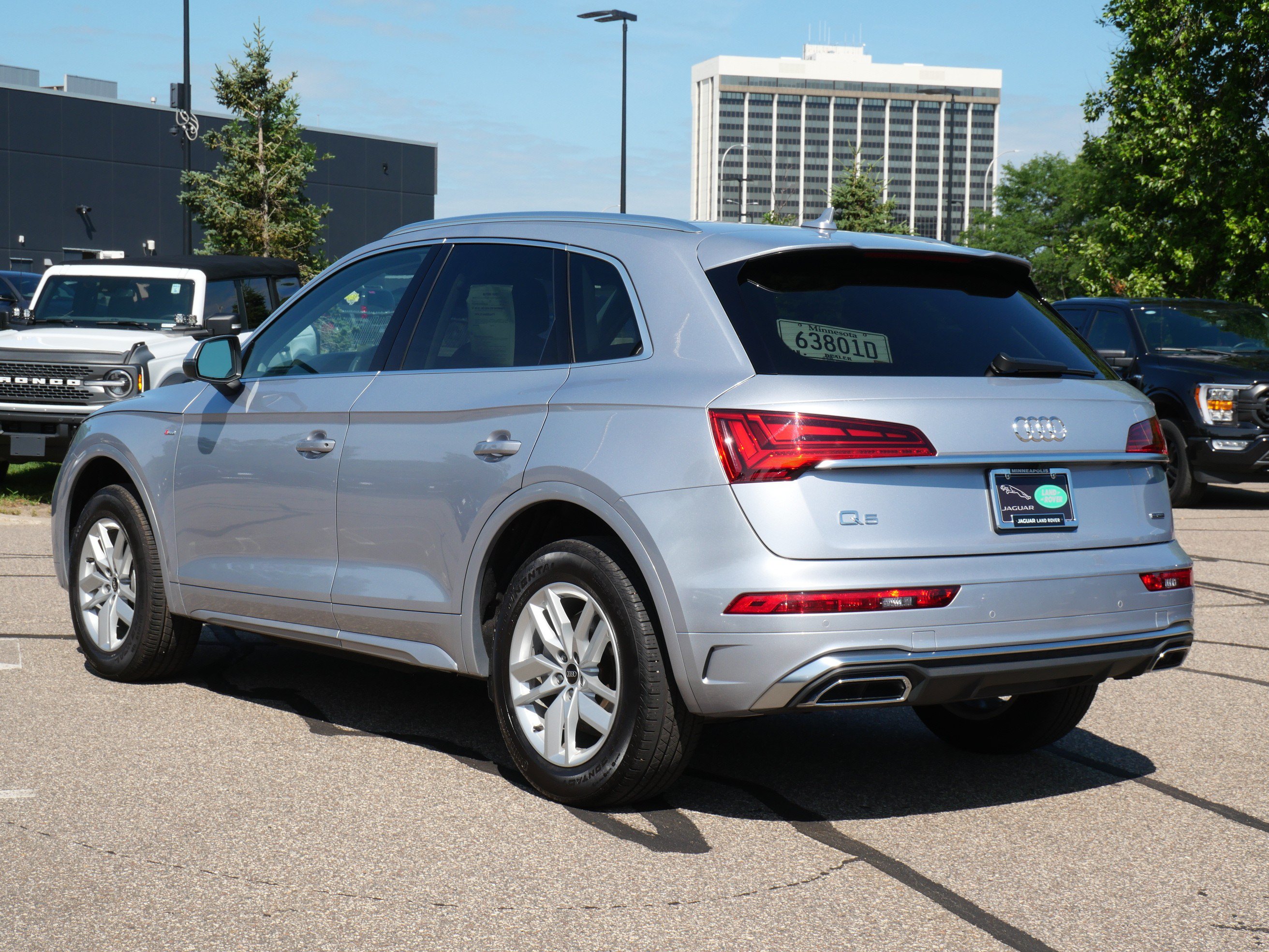 Used 2023 Audi Q5 2.0T Premium w/ Convenience Package AWD/4WD image 3